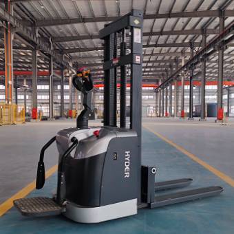 Electric pallet lifter