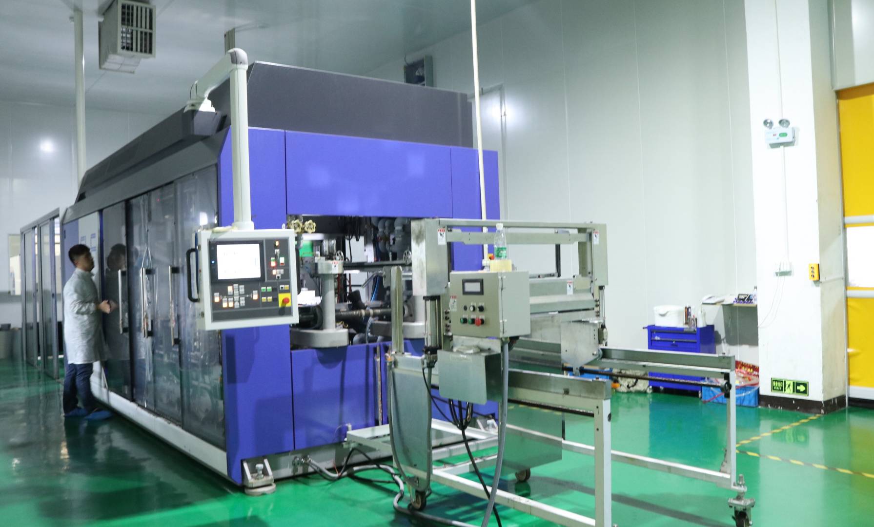 plastic vacuum forming machine.jpg