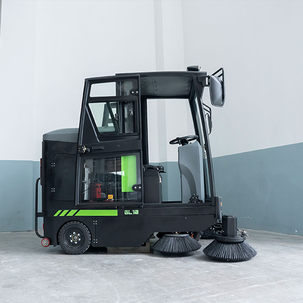 Road floor sweeper 