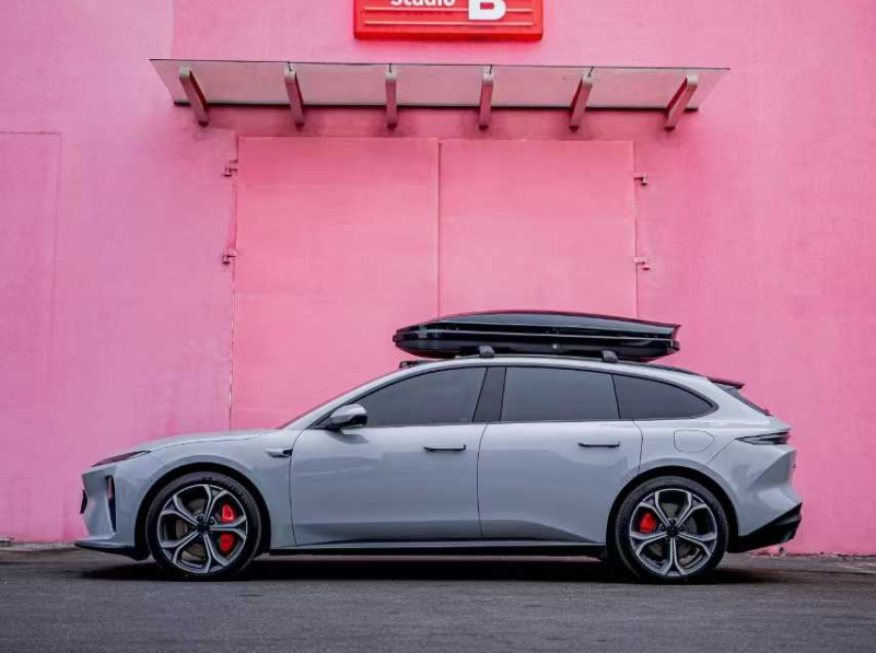 Car roof box with large capacity, suitable for SUV